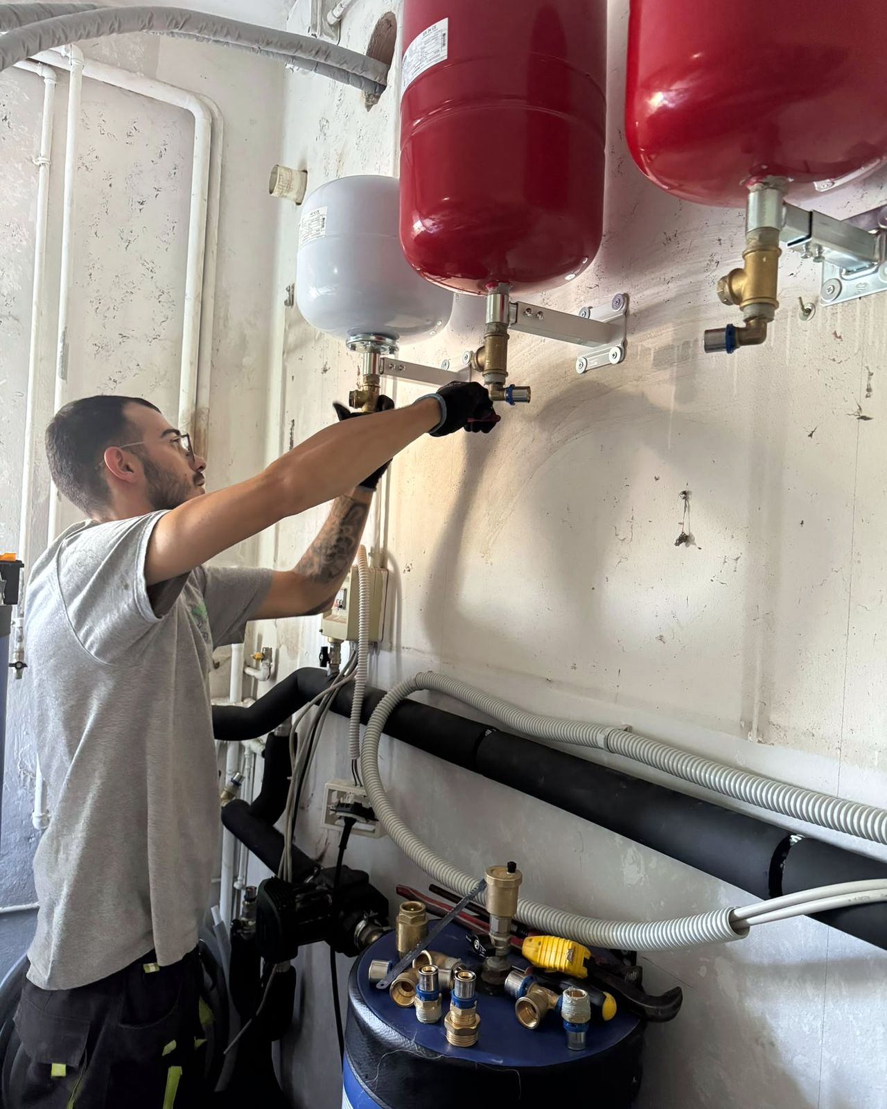 Tecnico DM Service al lavoro su una centrale termica